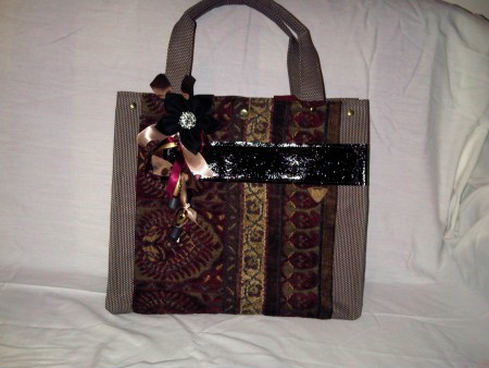 Cartera cuadrada Marròn con Negro. Bs.F 600